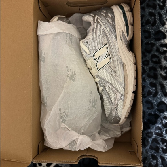 New Balance 1906R
Sz: 7(men) 8.5(women) - Picture 4 of 8